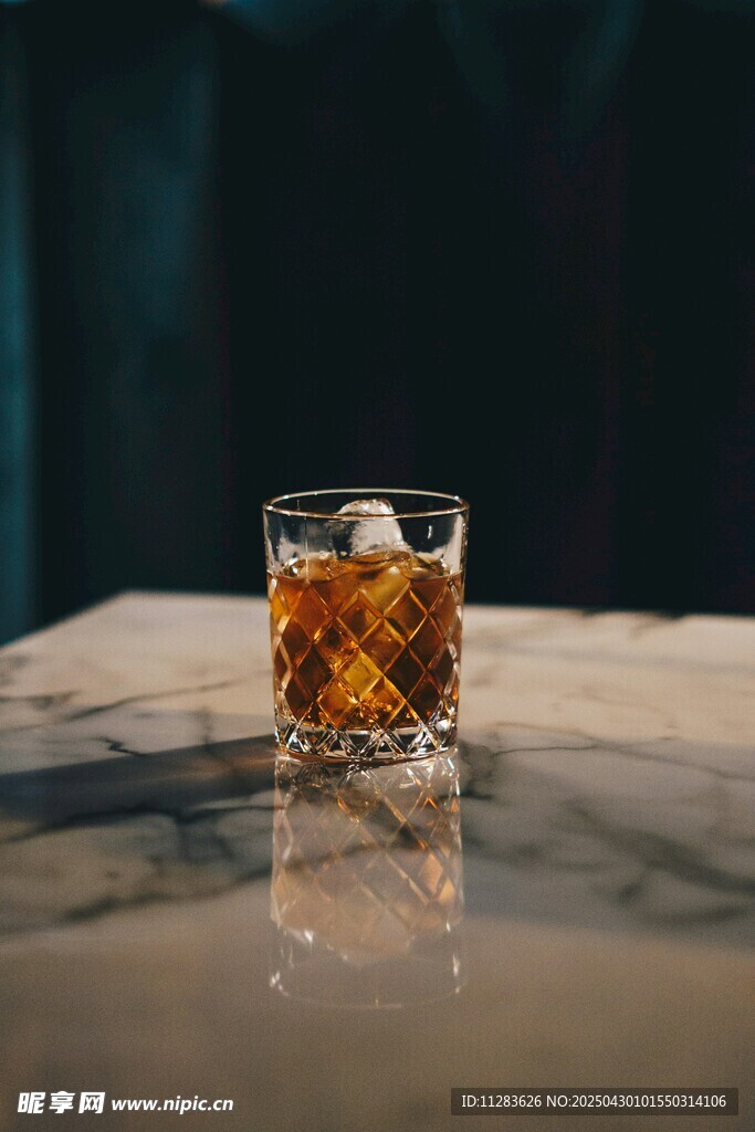 精致威士忌酒杯中的饮品