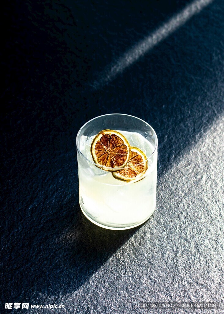 玻璃杯中的奶饮配橙片