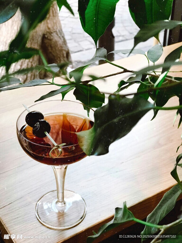 高脚杯中的多彩水果拼盘