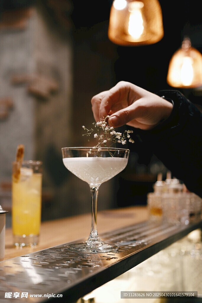 调酒师精心调制鸡尾酒