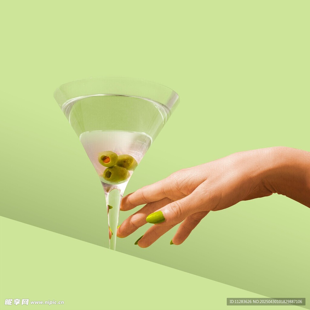 手托马提尼酒杯特写
