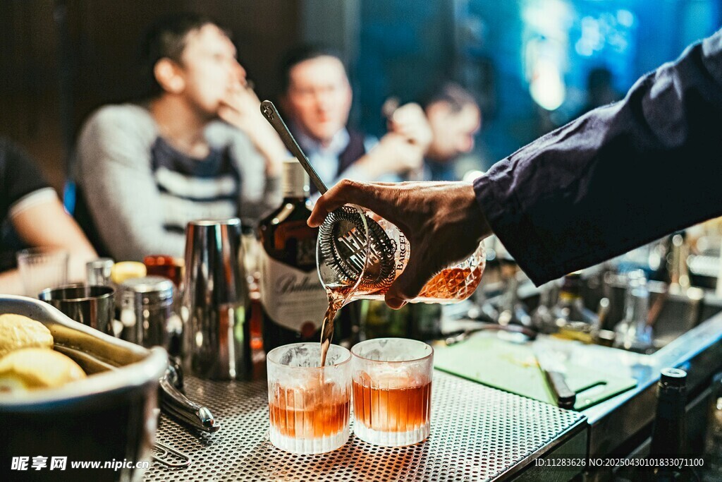 酒吧调酒场景