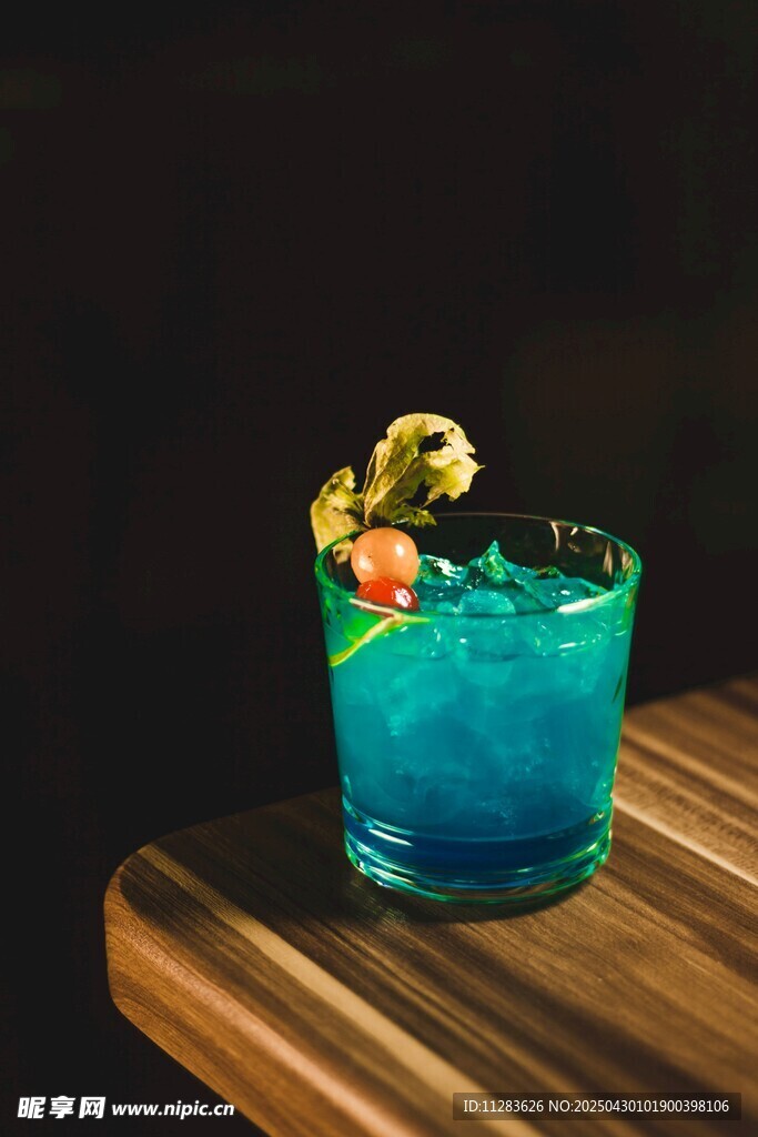 蓝色鸡尾酒配精致装饰