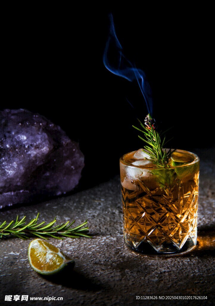 迷迭香鸡尾酒配紫晶与柠檬