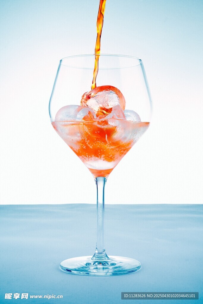 果汁倒入带冰高脚杯