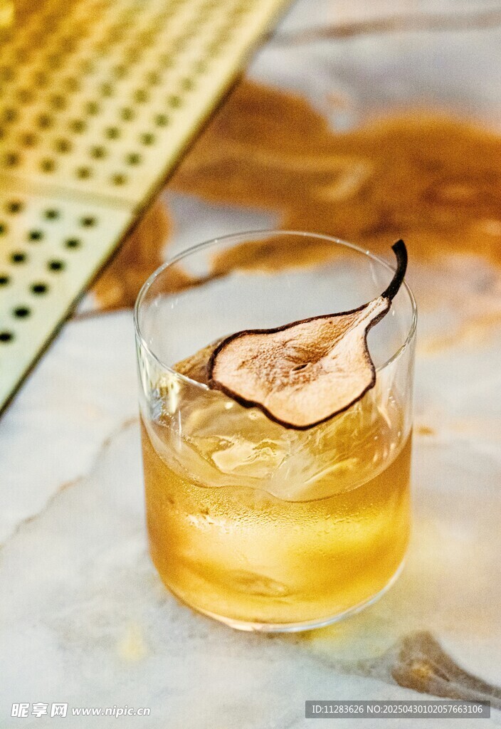 杯中梨片配金黄饮品