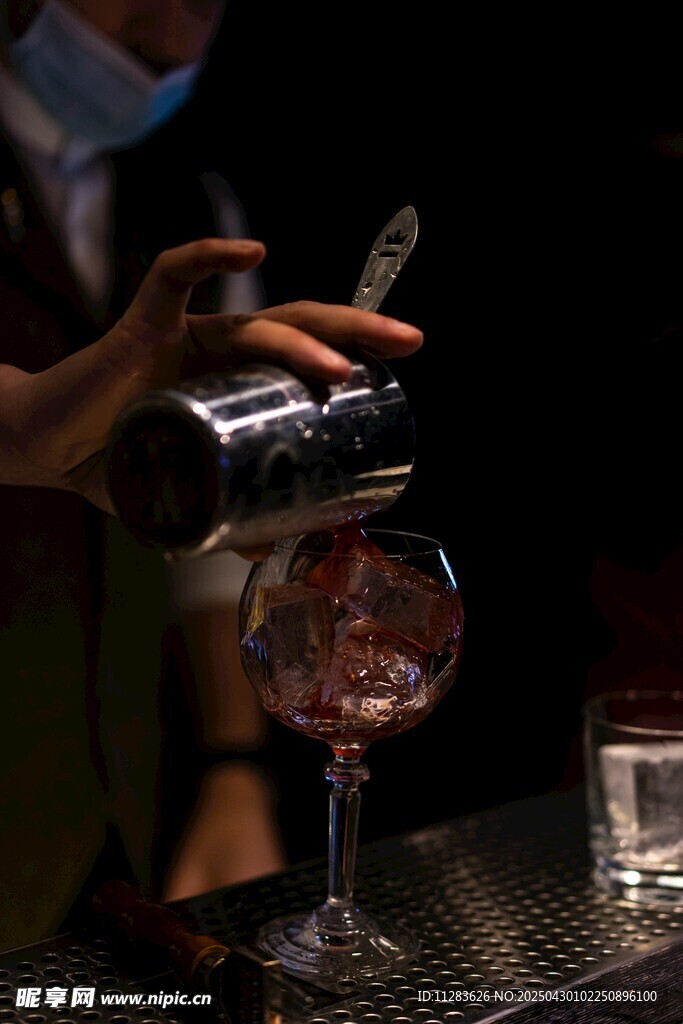 调酒师正在调制特色鸡尾酒
