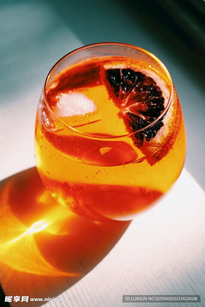 橙香鸡尾酒配橙片