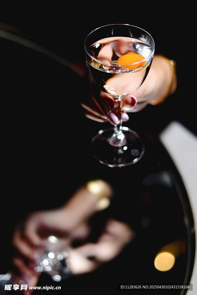 手持精美鸡尾酒特写