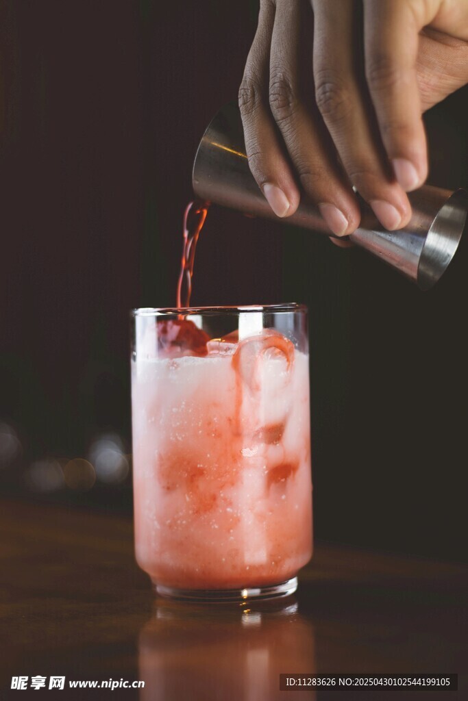 调制粉色鸡尾酒瞬间