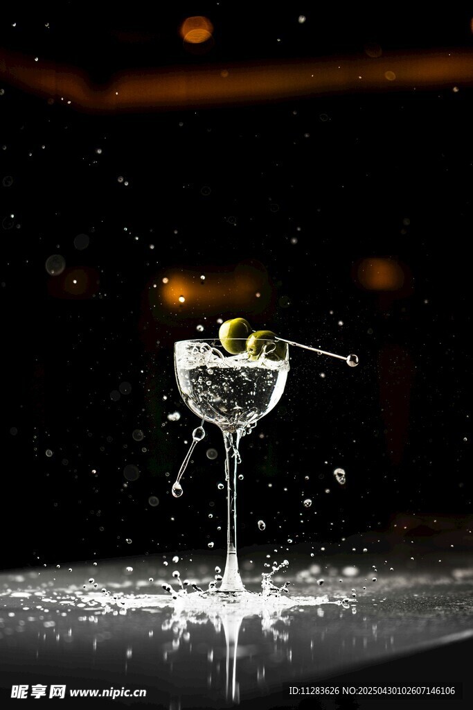 橄榄入酒溅起晶莹水花