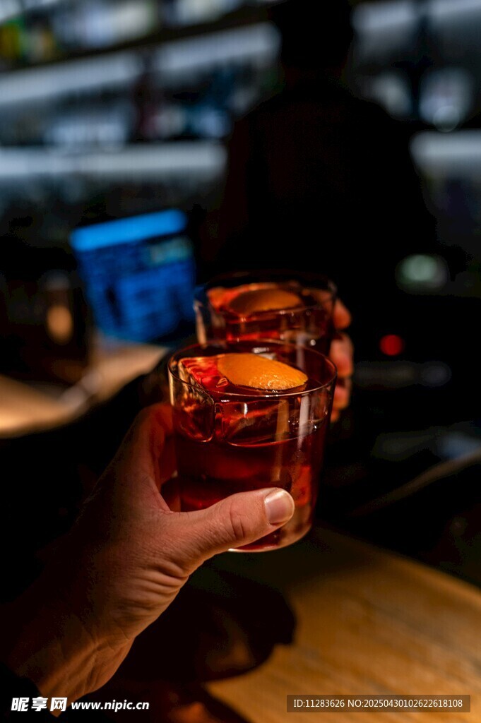 手持精致鸡尾酒特写