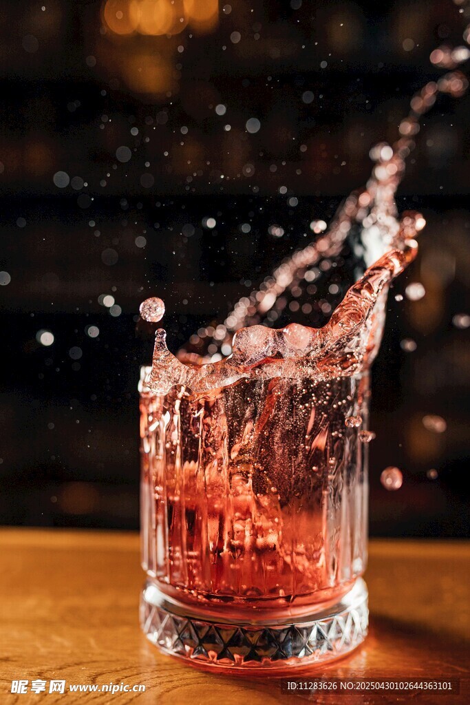 红色酒水溅入玻璃杯