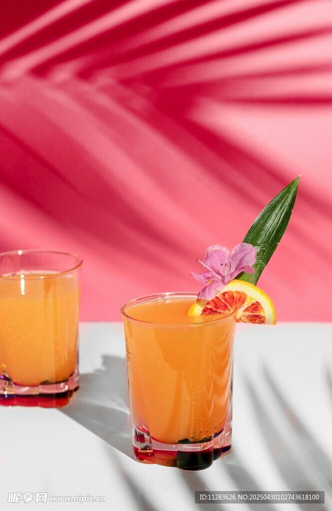 两杯橙色鸡尾酒配装饰