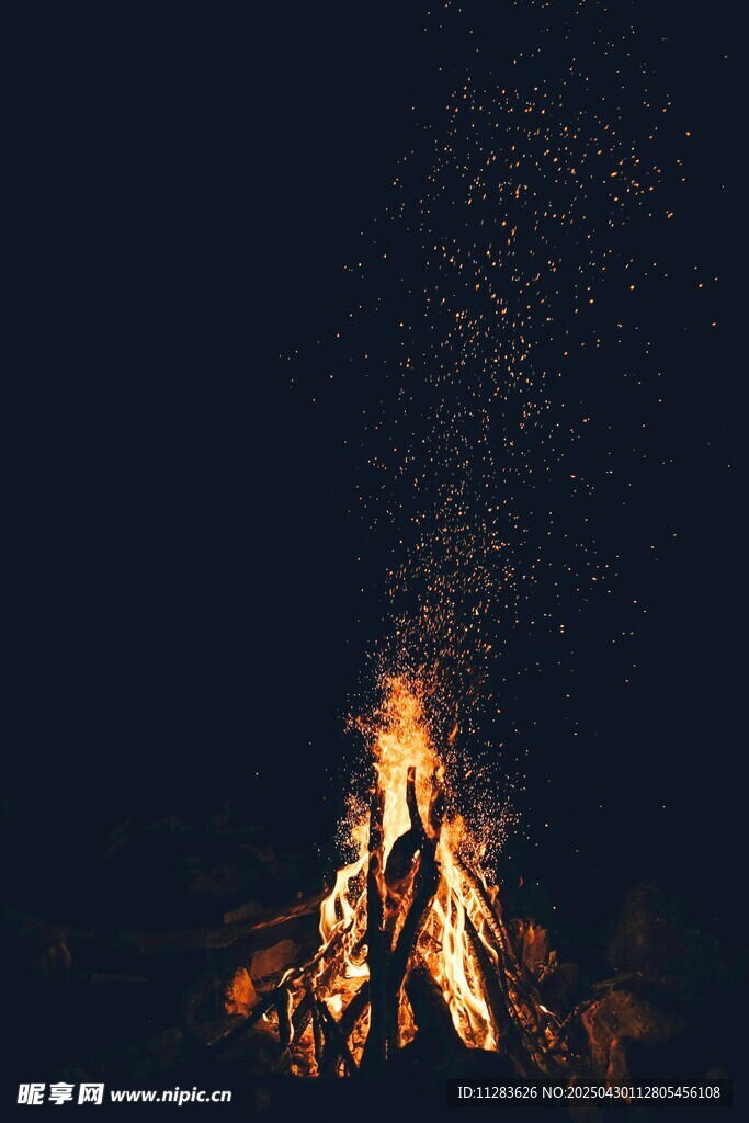 夜中火堆闪耀温暖光芒