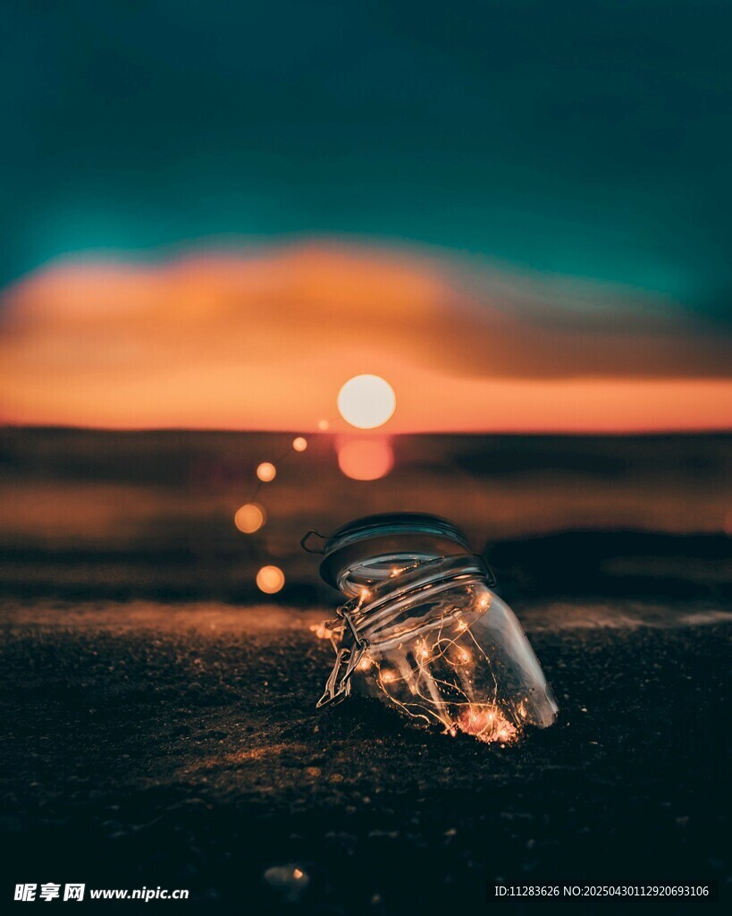 海边梦幻光斑下的透明物体