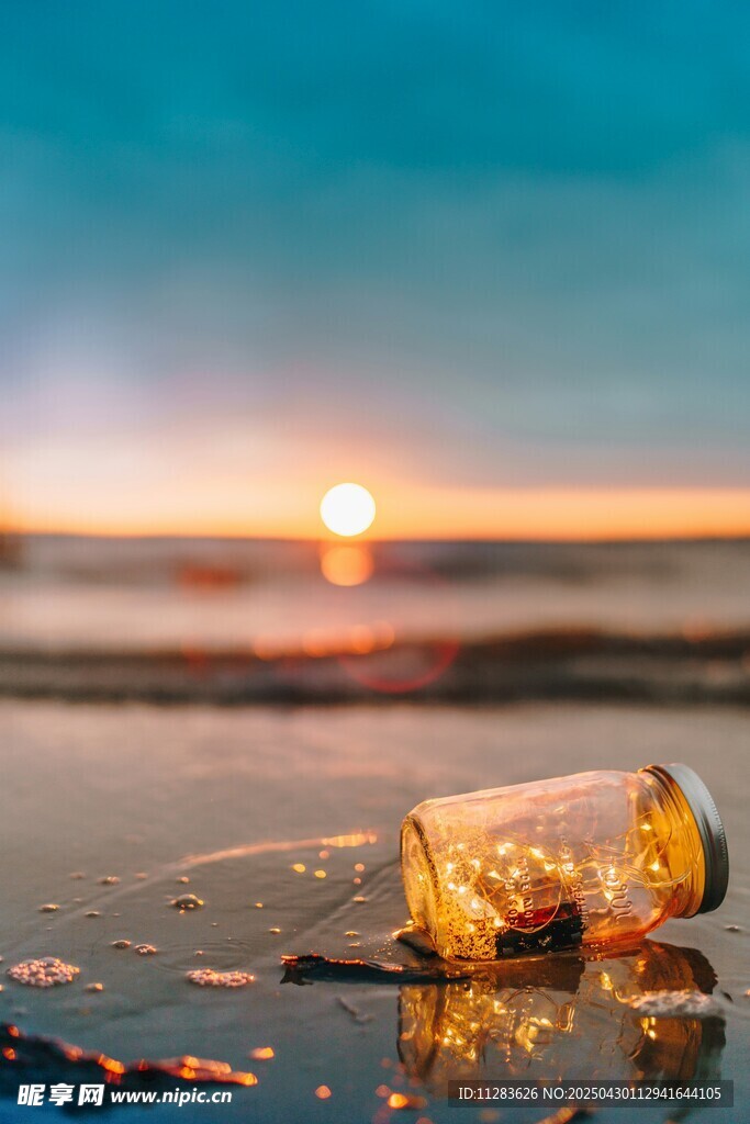 海边夕阳下的漂流瓶