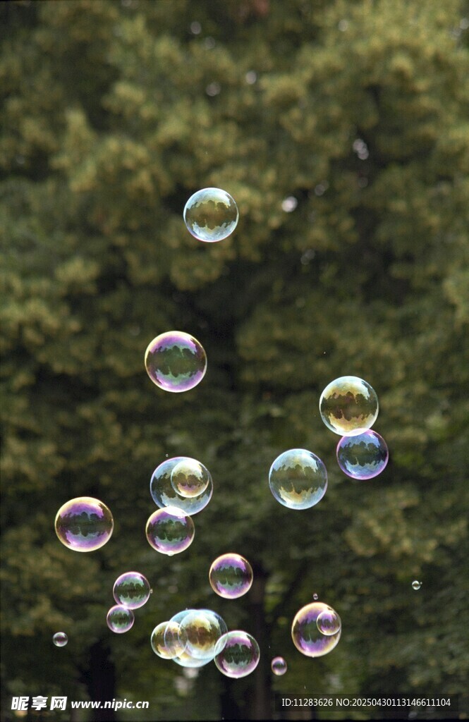空中飞舞的彩色泡泡