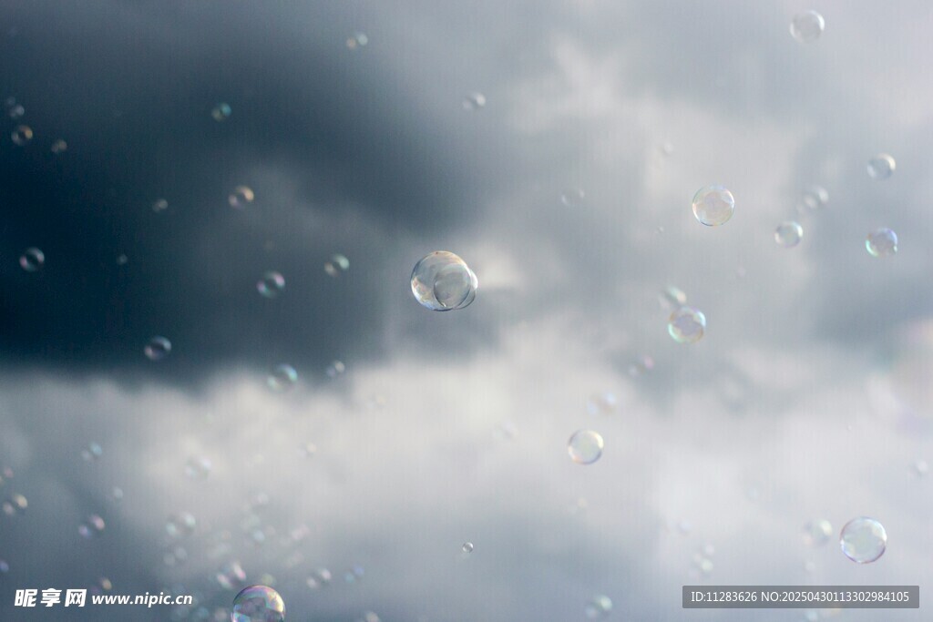 雨滴模糊窗外阴沉天空