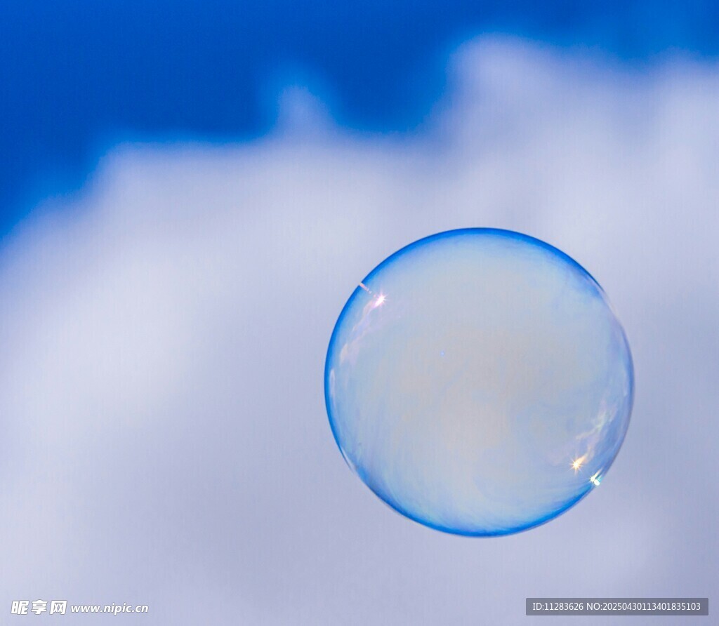 悬浮空中的梦幻透明泡泡