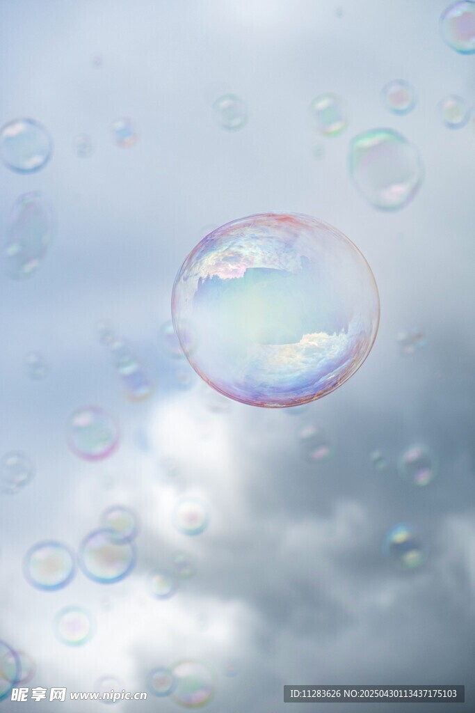 天空中漂浮的梦幻肥皂泡