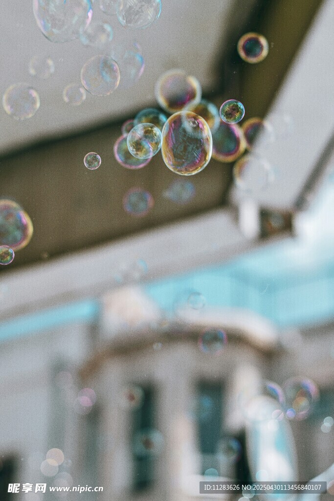 空中飞舞的梦幻透明泡泡
