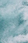 海浪翻涌的清新蓝色瞬间