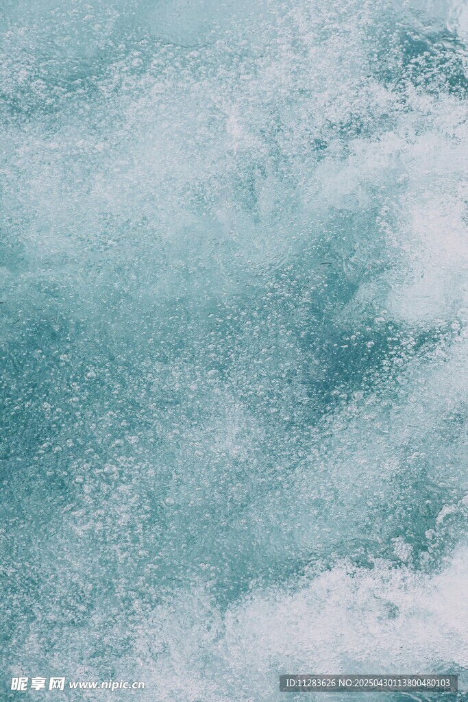 海浪翻涌的清新蓝色瞬间