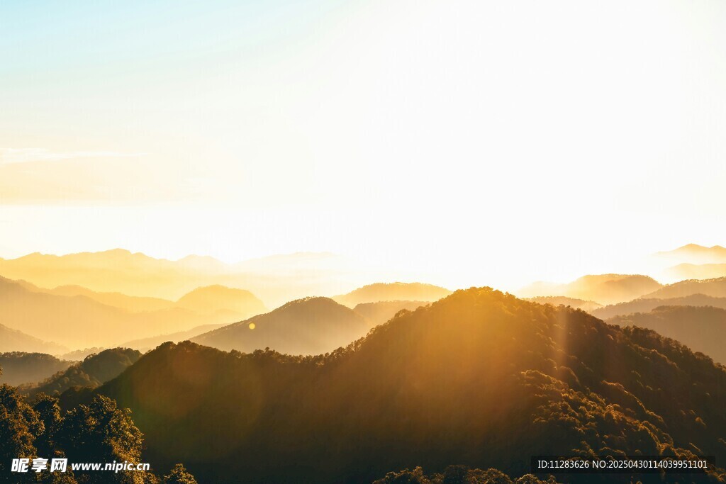 日出映山峦美景