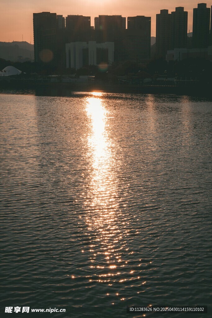 夕阳下波光粼粼的城市水域