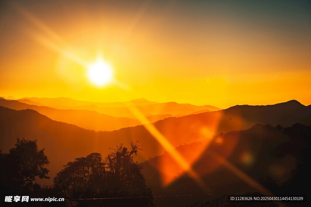 山间壮丽日出美景