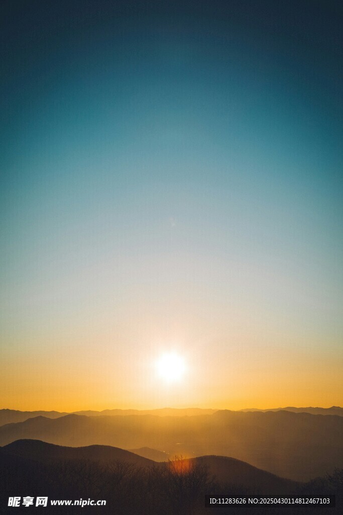 日出时分的壮美山峦景色