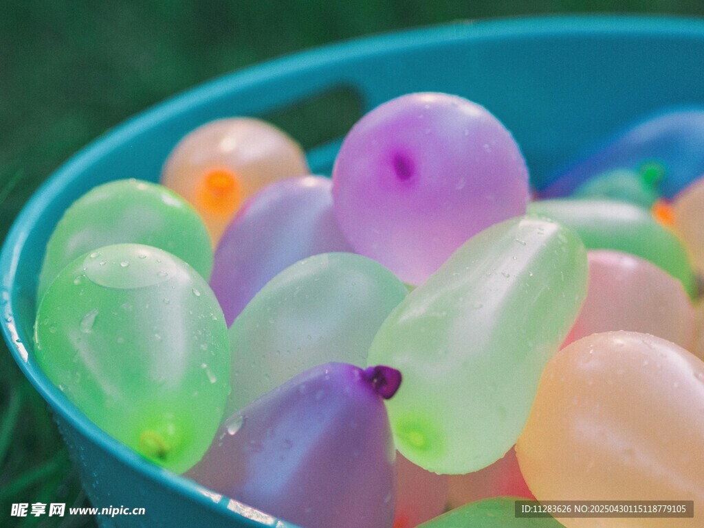 彩球盈碗 缤纷童趣瞬间