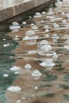水面漂浮的白色泡沫景观
