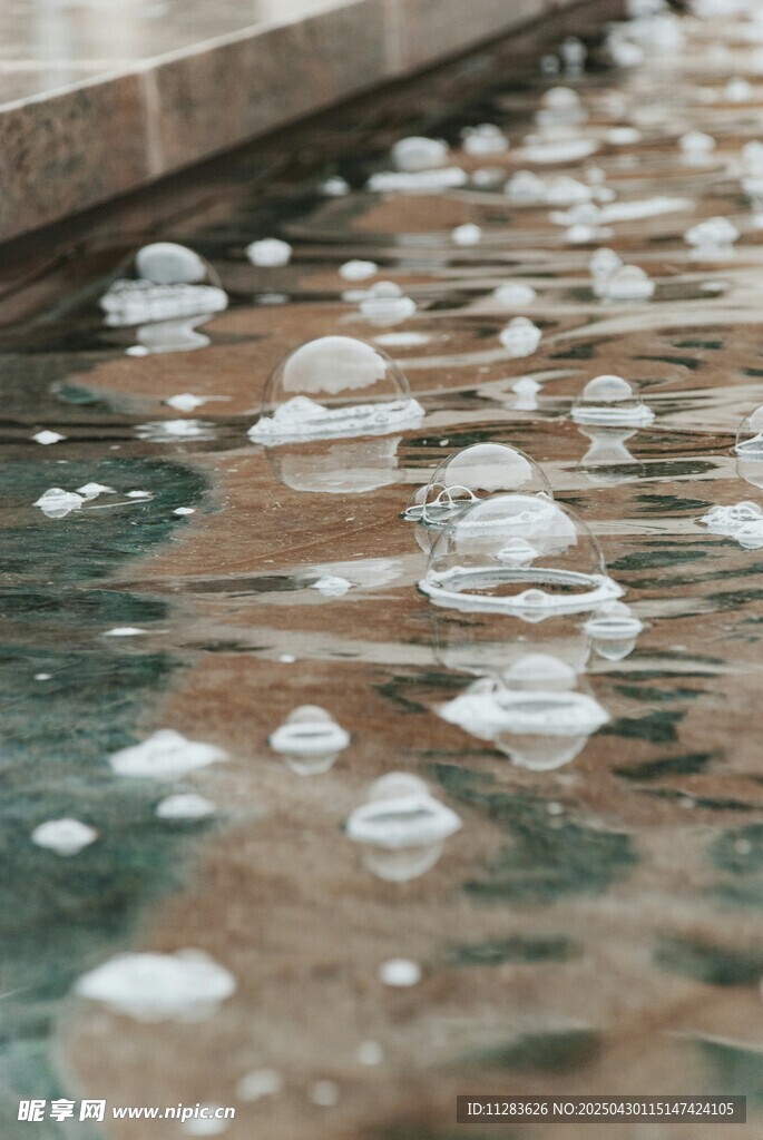 水面漂浮的白色泡沫景观