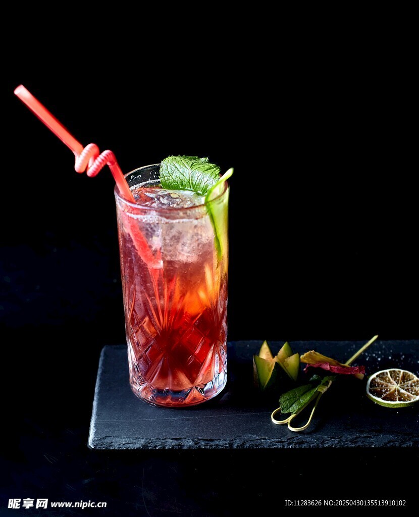 红色清爽鸡尾酒配装饰
