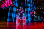 调酒师正在调制特色鸡尾酒