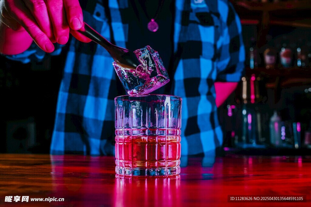 调酒师正在调制特色鸡尾酒