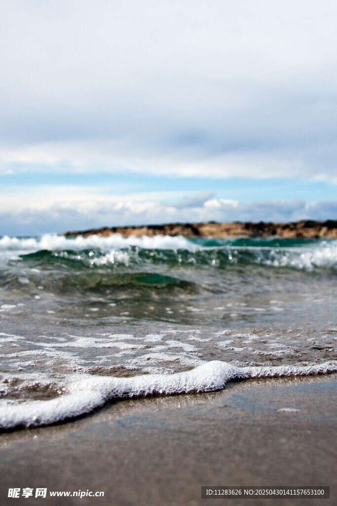 海边浪花拍打沙滩美景