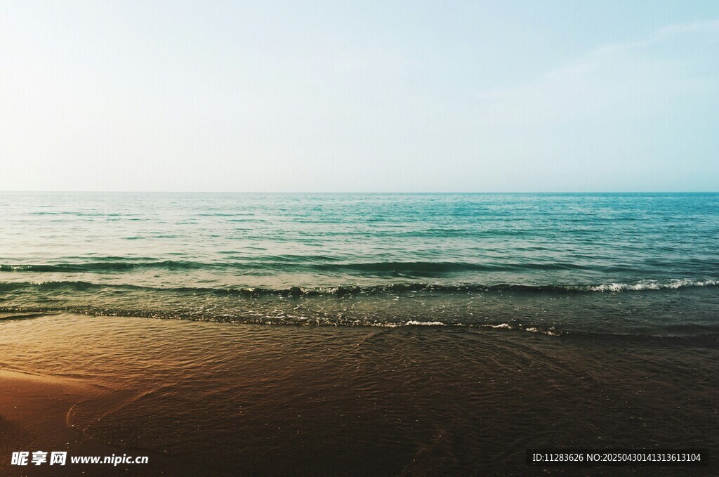 海边沙滩的宁静美景