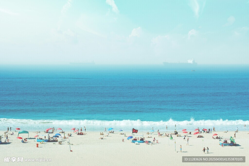 热闹的海滨沙滩场景