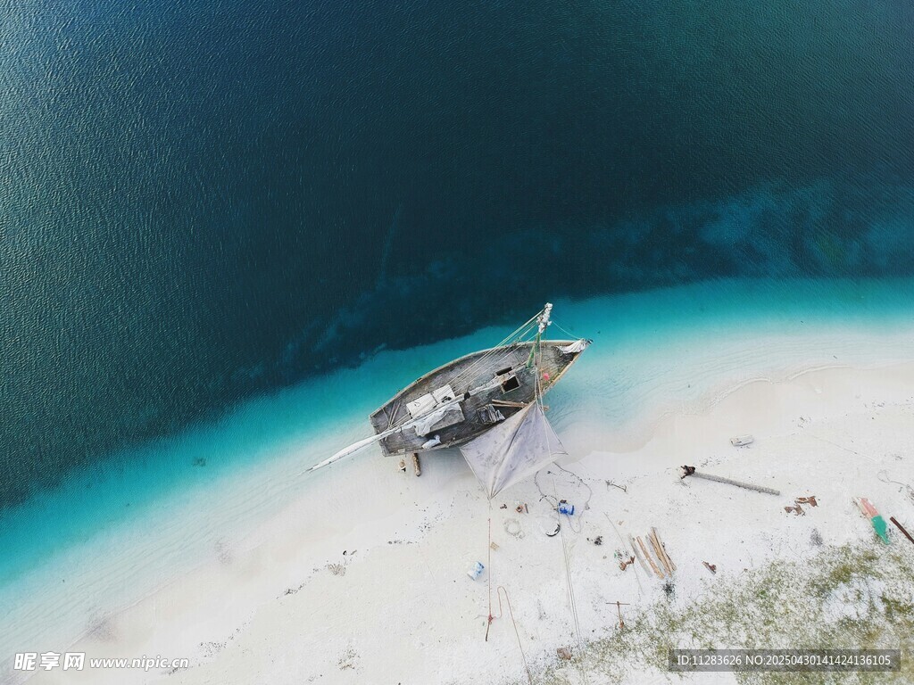 湖中小船与浅滩美景