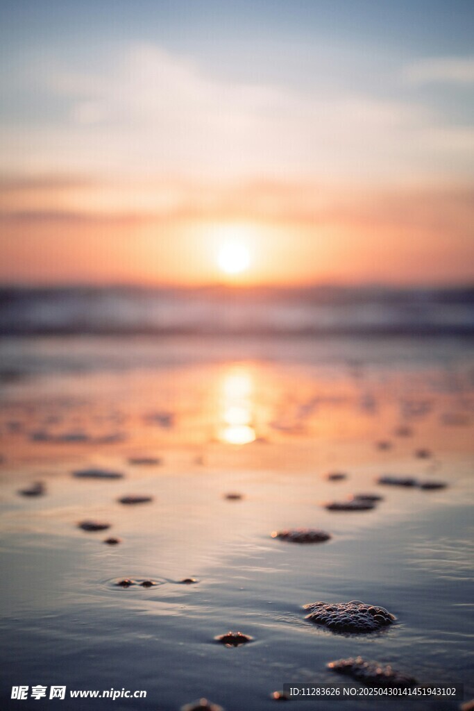 海边日落美景沙滩倒影