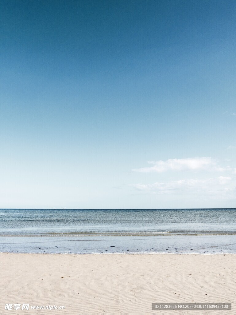 宁静沙滩与蔚蓝大海