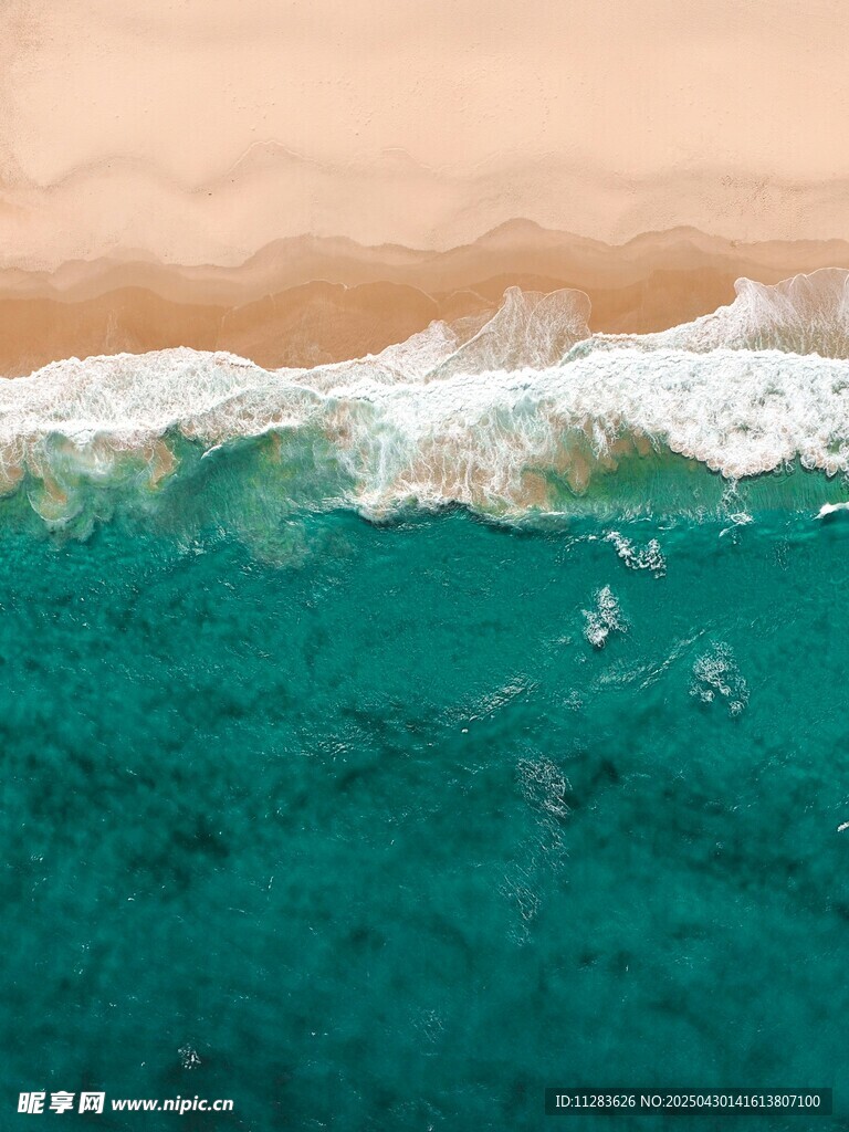 海浪翻涌的碧蓝海洋