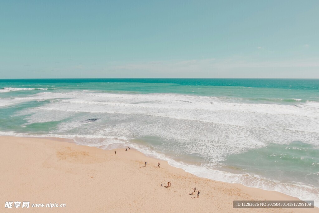 沙滩海浪间的惬意海滨风光