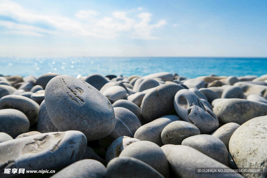 海边的圆润鹅卵石景观
