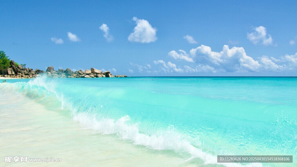 梦幻蓝白海滩美景