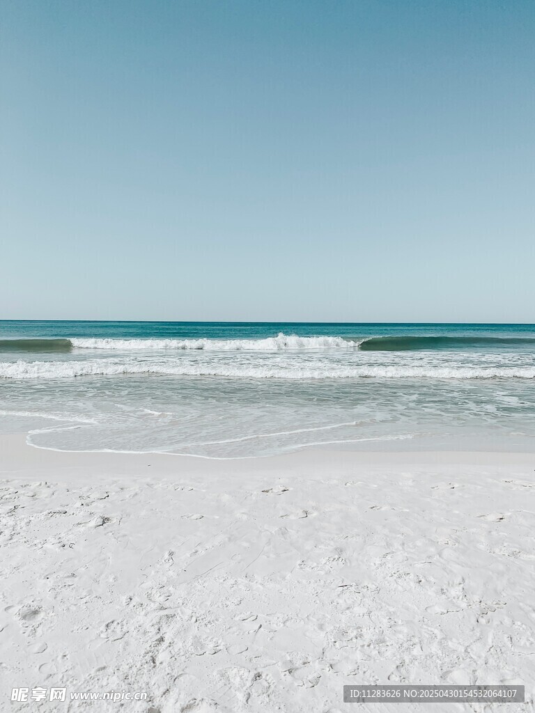 纯净沙滩与蔚蓝大海美景