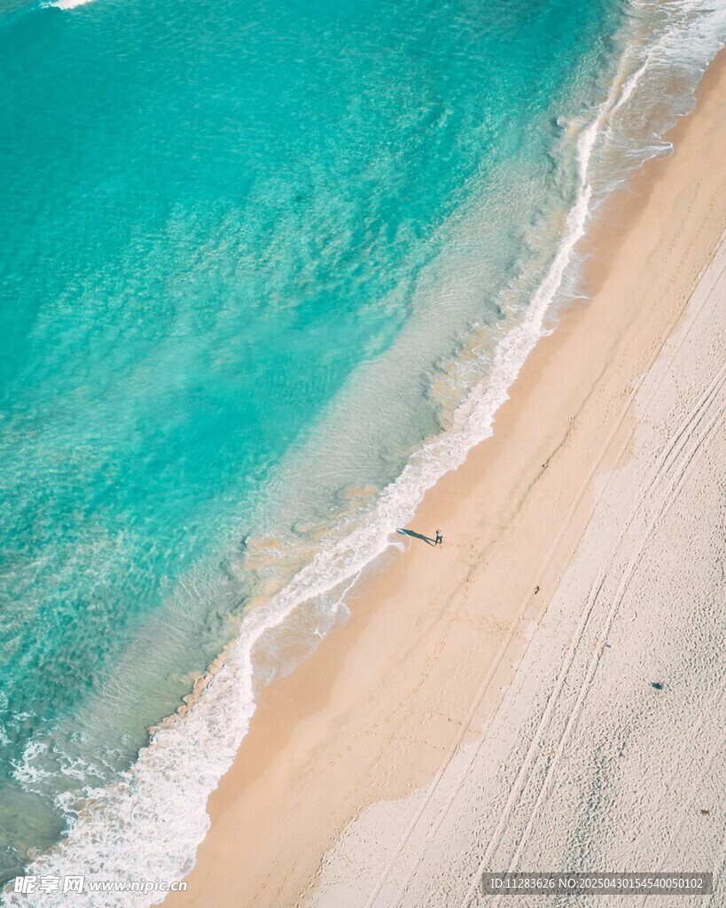 美丽海滨沙滩与碧蓝海水